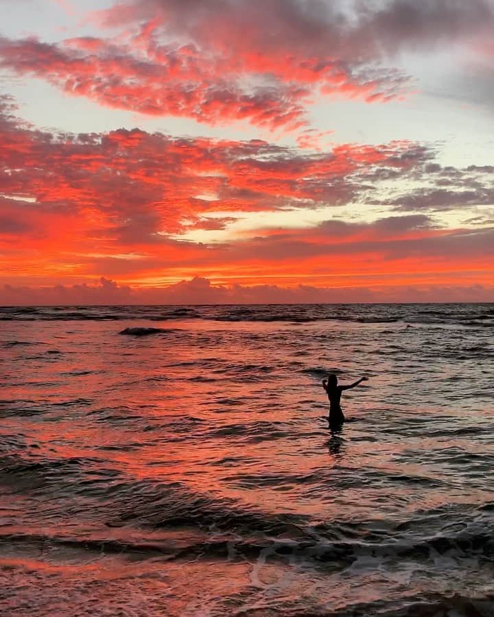 キャサリン・C・ヒューズのインスタグラム：「🤯 545AM」