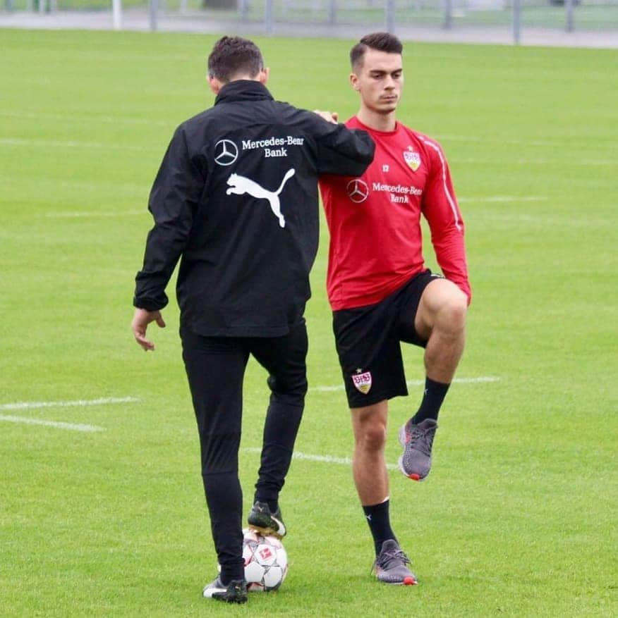 VfBシュトゥットガルトさんのインスタグラム写真 - (VfBシュトゥットガルトInstagram)「Zurück auf dem Trainingsplatz: @stevenzauber und @erik_thy 💪💪 #welcomeback 🔜 #VfBFCU #relegation #aufgehtsstuttgart #kämpfenundsiegen #VfB #VfBInsta」5月21日 1時11分 - vfb