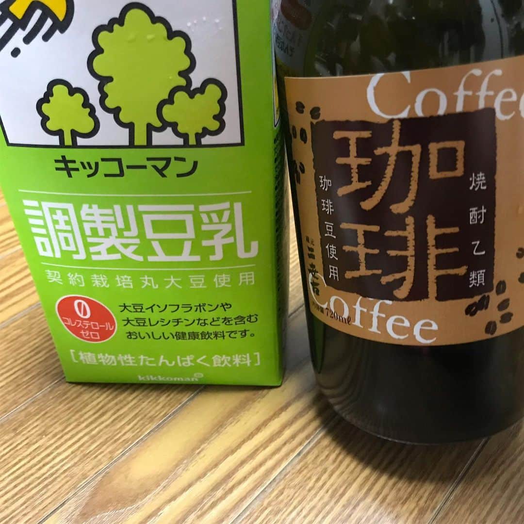 政宗さんのインスタグラム写真 - (政宗Instagram)「頂き物の #コーヒー焼酎 の #豆乳割り を頂きモノの #デビッドリンチ のコースター を使って  って情報量多過ぎ  意味わかんねー（笑）」5月21日 1時12分 - masamune___date