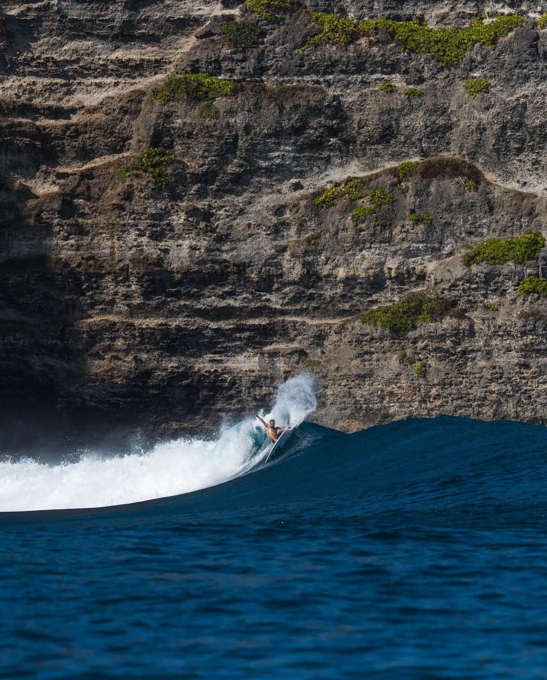クイックシルバーさんのインスタグラム写真 - (クイックシルバーInstagram)「@jesse_mendes, between a rock and a hard turn in Bali. ⁣ ⁣ 📷@ryanheywood」5月21日 1時23分 - quiksilver