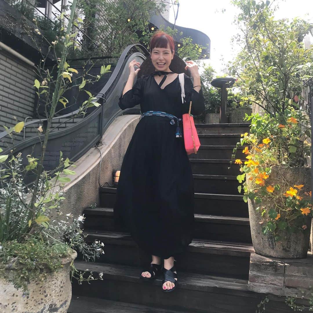 知念美加子さんのインスタグラム写真 - (知念美加子Instagram)「Coordinate 😋 ・ ・ ママランチと衣装探しの日❤️ 食べて、癒されて、充実した1日で、ステキな衣装も見つけられて満足！！笑 ・ ・ とにかく、身軽にまとめたコーデ😂この @adinamuse のメッシュバッグが可愛いくて、軽くて、たくさん入って、値段も嬉しい！ 夏おススメです🍉 ・ ・ ・ Dress @elendeek  Hat @murua_official  Bag @adinamuse  Sandals @zara ・ ・ #coordinate #ootd #fashion #stylist #オシャレは自由 #ちねんすたいる #マタニティコーデ ？」5月21日 1時15分 - chinenmikako