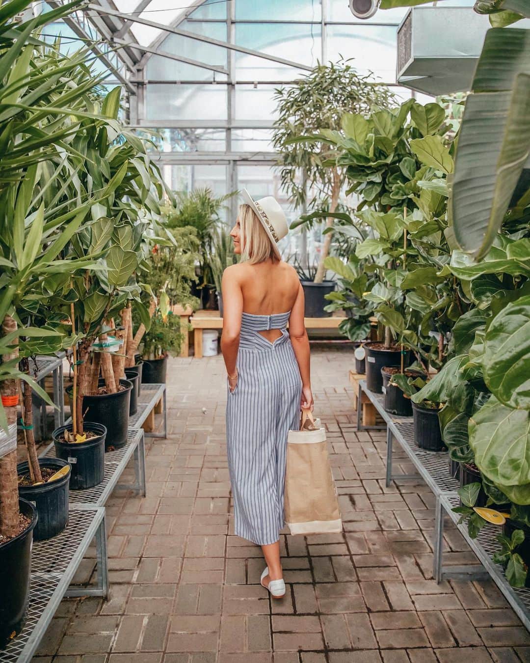 Stephanie Sterjovskiさんのインスタグラム写真 - (Stephanie SterjovskiInstagram)「Who else is a crazy PLANT LADY!? 🌿 Sharing the best house plants + care instructions (easy to needy plants) on the bloggity blog today! Also if it’s still too much, I’m linking the best faux plants that look super real on the blog as well (link in bio). I grew up in my grandpa’s garden and surrounded by a plant-loving Euro family so you can trust that I’ll never lead you astray 😜🌵🌱🌻 . Outfit details also on the blog + on the @liketoknow.it app: http://liketk.it/2BWEm #liketkit #LTKspring #greenthumbs #plantlady」5月21日 1時17分 - stephsjolly