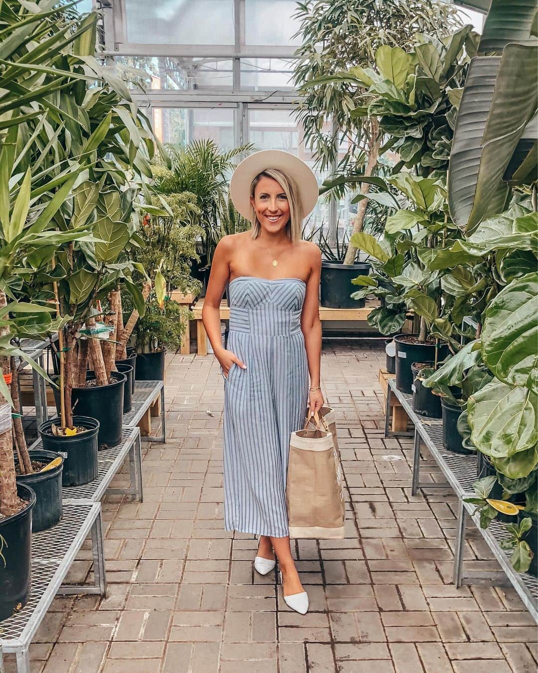 Stephanie Sterjovskiさんのインスタグラム写真 - (Stephanie SterjovskiInstagram)「Who else is a crazy PLANT LADY!? 🌿 Sharing the best house plants + care instructions (easy to needy plants) on the bloggity blog today! Also if it’s still too much, I’m linking the best faux plants that look super real on the blog as well (link in bio). I grew up in my grandpa’s garden and surrounded by a plant-loving Euro family so you can trust that I’ll never lead you astray 😜🌵🌱🌻 . Outfit details also on the blog + on the @liketoknow.it app: http://liketk.it/2BWEm #liketkit #LTKspring #greenthumbs #plantlady」5月21日 1時17分 - stephsjolly