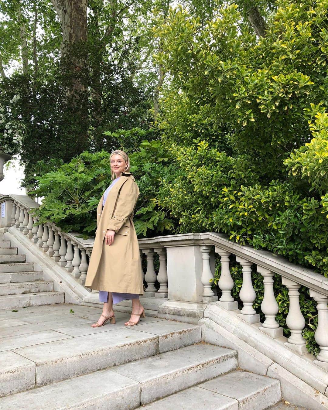 Estée Lalondeのインスタグラム：「Happy as a clam this morning at the Chelsea flower show! 💜🌼@the_rhs #PressInvitation #RHSchelsea  ________________________________________  Trench @acnestudios @vestiaireco  Dress @igwtnyc @ritarow  Sandals @byfar_official  Jewellery @daisy_jewellery (brand collab) @kyototango  #ELwears」