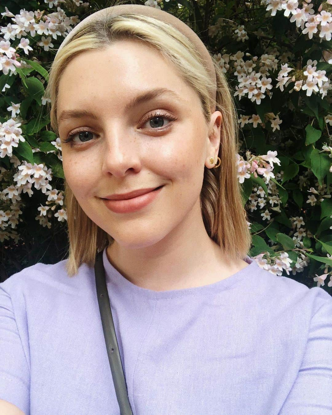 Estée Lalondeさんのインスタグラム写真 - (Estée LalondeInstagram)「Happy as a clam this morning at the Chelsea flower show! 💜🌼@the_rhs #PressInvitation #RHSchelsea  ________________________________________  Trench @acnestudios @vestiaireco  Dress @igwtnyc @ritarow  Sandals @byfar_official  Jewellery @daisy_jewellery (brand collab) @kyototango  #ELwears」5月21日 1時19分 - esteelalonde