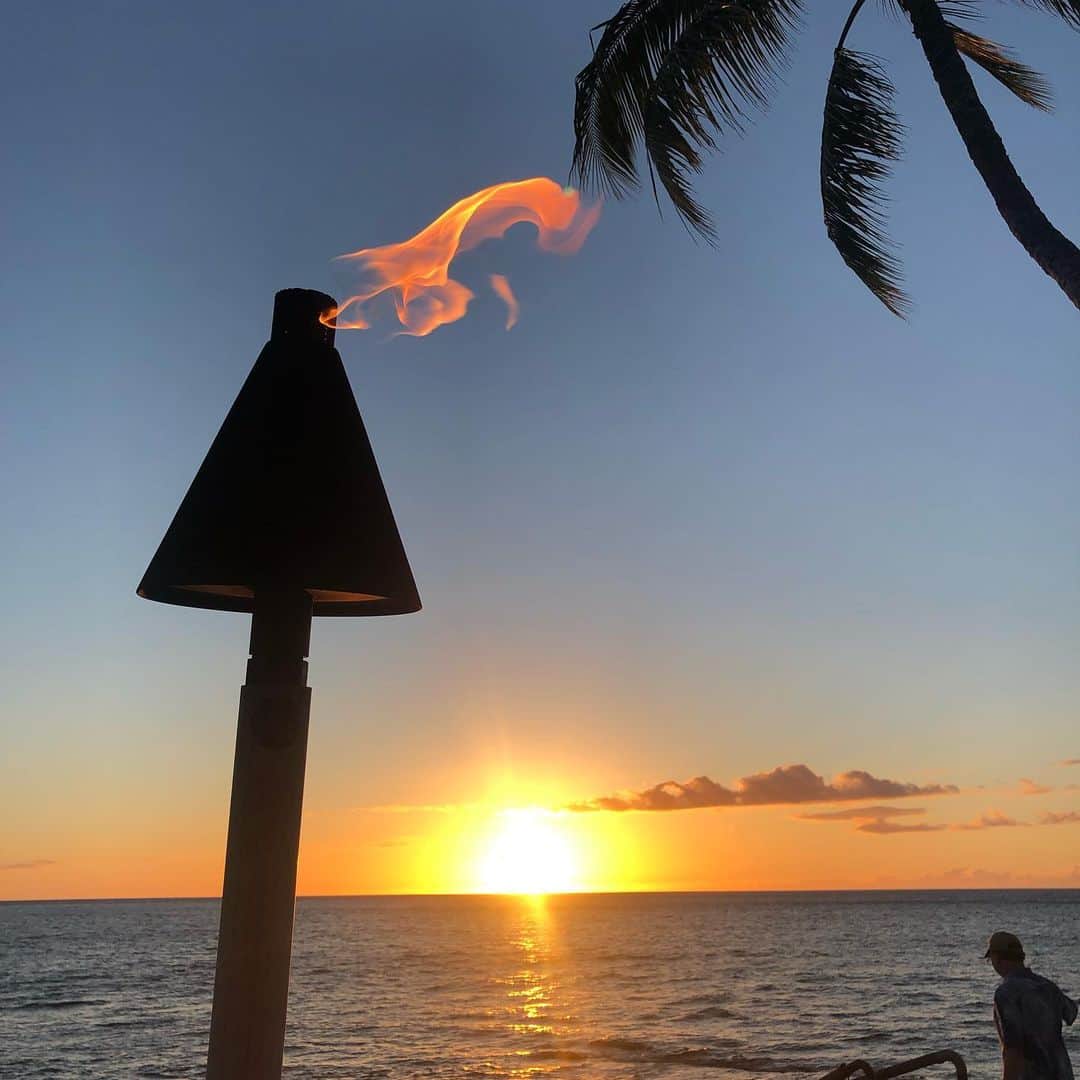 佐伯紅緒さんのインスタグラム写真 - (佐伯紅緒Instagram)「ハワイの夕陽。とてもハワイ。絵に描いて額に入れたようなハワイの風景です。  #hawaii #ハワイ島 #夕陽 #sunset」5月21日 1時19分 - beniosaeki
