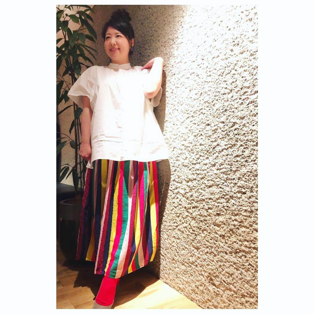 馬場園梓さんのインスタグラム写真 - (馬場園梓Instagram)「へい♪  今宵も、 テラスハウスの新シリーズ、 「TERRACE HOUSE TOKYO 2019-2020」  を、お先に見させていただきました！  5月からNetflixJPで絶賛配信中！  一人一人を知れば知るほど 完全に深みにはまっています！完全に！！ そして  こちらのステキなお衣装は  シャツ:merlot  スカート:merlot  イヤリング:Ane mone  唐揚げ:伊勢丹  になります！  また変わらず美味しい唐揚げを用意してくださって本当に嬉しいです˚✧₊ ですので  ルン♪  #yeah #happy #terracehouse  #テラスハウス #tokyo #シャツ #スカート #merlot #イヤリング #Anemone #唐揚げ #伊勢丹 #球体 #ご機嫌 #夢中 #ルン♪」5月21日 1時20分 - babazonoazusa