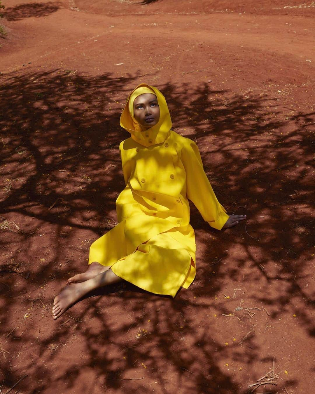 Vogue Italiaさんのインスタグラム写真 - (Vogue ItaliaInstagram)「More about our May issue. ‘UGBAD IN TANZANIA’ featuring @iamugbad photographed by @vivianesassenstudio styled by @vanessareidofficial After ten years away from ‘home’, #VogueItalia brought Ugbad back to Africa: "It was unreal", she says, "I felt completely myself again, and wearing the hijab in front of the camera was a dream". Read the Q&A with her by @raffaelepanizza in our May Issue. Full credits: Talent #UgbadArabAbdi @nextmodels Editor in chief @efarneti Creative director @gb65 Casting directors @pg_dmcasting @samuel_ellis @ DM Fashion Studio Hair and Make-up @irena.ruben @houseoforangeagency using @chanel.beauty Special thanks Little Chem Chem Tented Camp, Tanzania」5月21日 1時20分 - vogueitalia