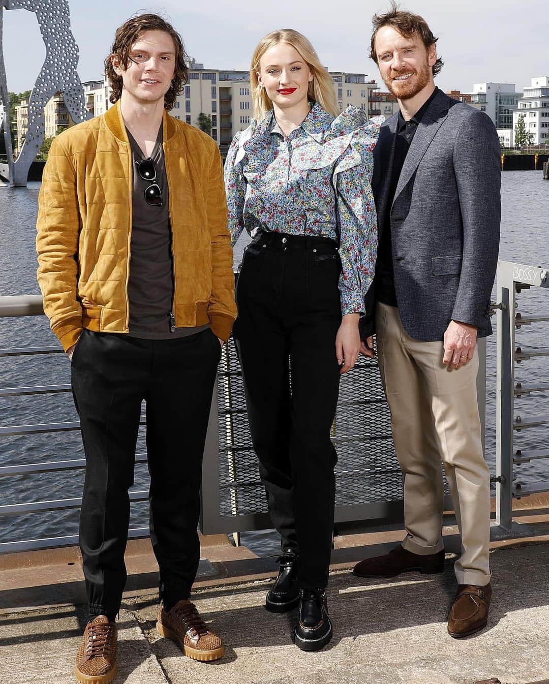 Just Jaredさんのインスタグラム写真 - (Just JaredInstagram)「@sophiet is joined by @evanpeters and Michael Fassbender for a “Dark Phoenix” photo call in Berlin! #SophieTurner #EvanPeters #MichaelFassbender #DarkPhoenix Photos: WENN」5月21日 1時24分 - justjared