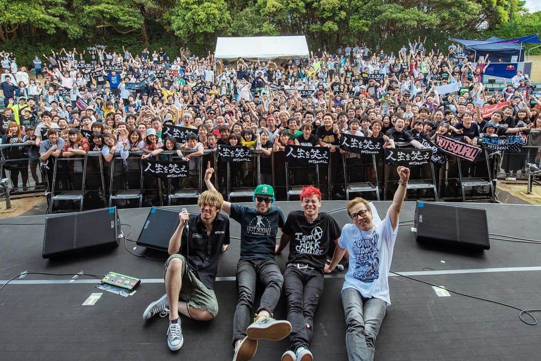のインスタグラム：「. 【ONION ROCK FESTIVAL 2019】  day.2 "HOTSQUALL 20th anniversary SPECIAL ONEMAN SHOW!!!" . 全36曲 .  熱くてあったかくて強くて優しくて  夢みてるみたいな時間だった  天然の自然による照明、やばかった いいとこでスッと陽が射しちゃったりなんかして  一生忘れないなー！  あの場に集まってくれたrock soldierたち、君ら最高。 誇らしい。  尊い。  ONION ROCK FESの大ファンだ、オレ。  #オニオンロック #hotsquall #ホスコ #千葉  photo by @manaty49」
