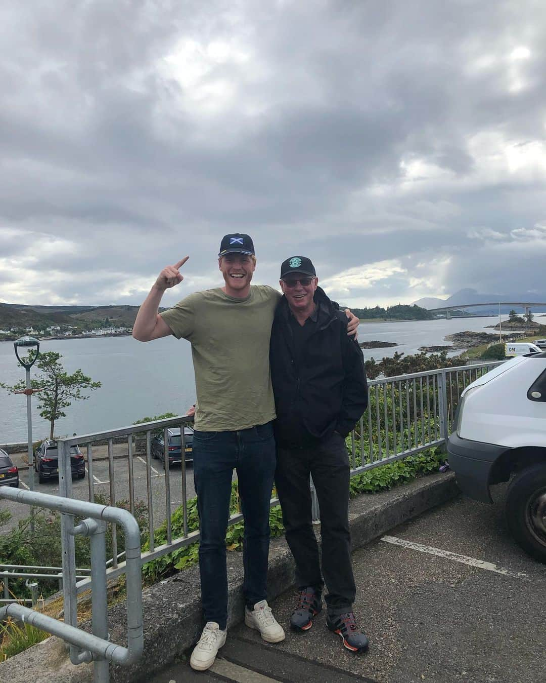 アダム・ボグダンさんのインスタグラム写真 - (アダム・ボグダンInstagram)「In Kyle ready to go over to Skye, with my dad! 😊😊😊」5月21日 1時35分 - bogdanadamofficial