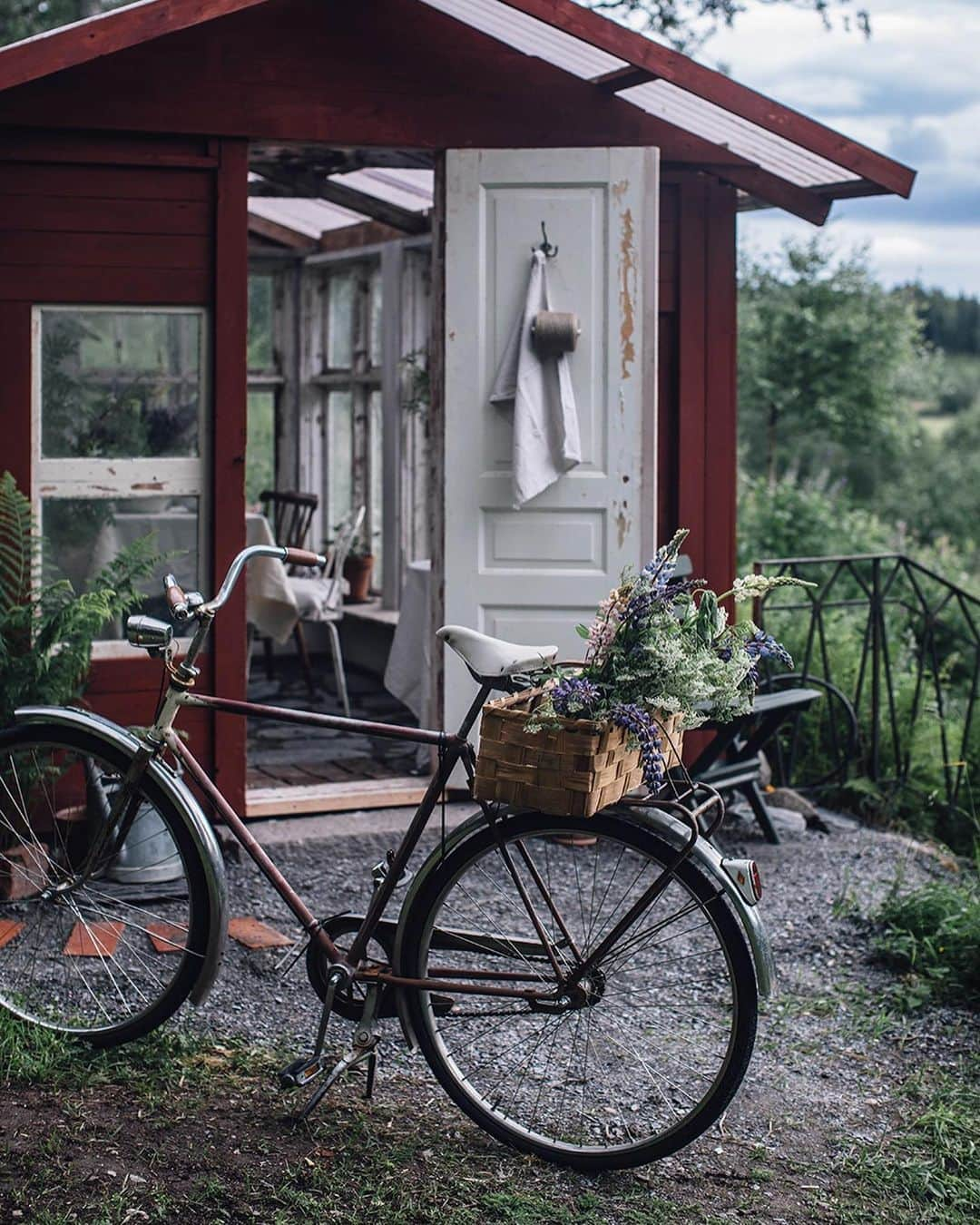 Our Food Storiesさんのインスタグラム写真 - (Our Food StoriesInstagram)「Our all time favorite summer salad recipe - get it on the blog, link is in profile. Our thoughts are completely in Sweden these days hope you guys don‘t mind the Sweden-photo overload 😬🌿🌸 #ourfoodstories_travel  ____ #valleyschoolhouse #momentsofmine #germanfoodblogger #visitsweden #glutenfreeeats #summersalad #summerrecipes #saveurmag #houseandgarden #simplejoys #gatheringslikethese #midsummer #countrysideliving #countrysidelife」5月21日 1時35分 - _foodstories_