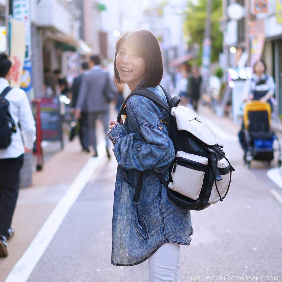 芳野友美さんのインスタグラム写真 - (芳野友美Instagram)「本日#朝日新聞デジタル の「私の一枚」という取材記事がアップされてまーす♪詳しくはブログを見てね☆ で、この写真はHIRO SATOさんという凄いフォトグラファーに撮っていただいた一枚☺︎ ちょっと撮ってあげる〜ってランチ後にパチリっ！そんなノリでこのクオリティ！！！#お気に入りの一枚 になりました❤︎」5月21日 1時35分 - yumi_yoshino_1980