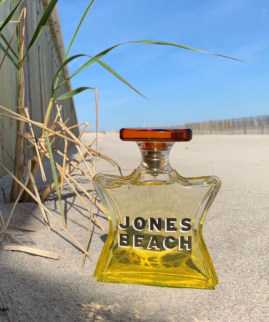 のインスタグラム：「INTRODUCING JONES BEACH—this summer, we’re taking you seaside. A retro-chic scent with a fresh orange flower note. Available now on bondno9.com!  #bondno9 #bondno9ny #newyork #newyorkcity #nyc #jonesbeach #summer #fragrance #perfume #love」