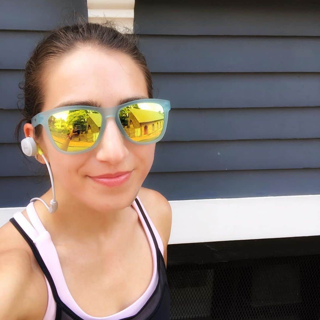マリッサ・キャステリのインスタグラム：「Monday morning jog around providence. What did you do for activity today? ☀️ . . . . . *#spring #mayweather #runningmotivation #pvd #rhoderunner #running #newengland #providencerhodeisland #goodr #bose #lululemon」