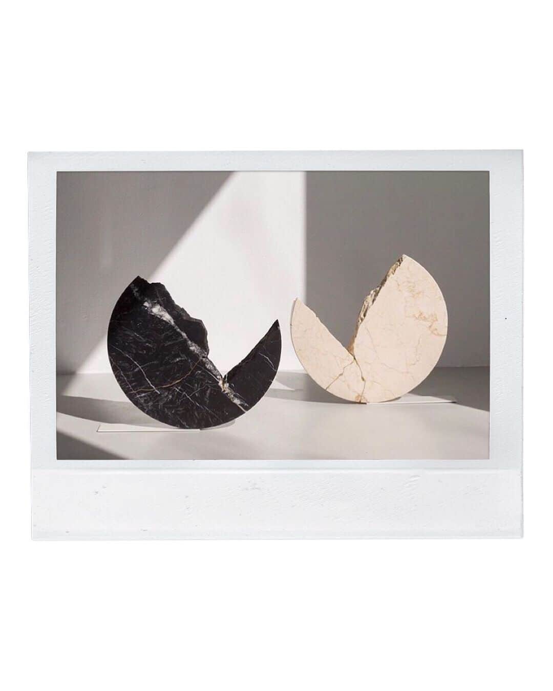 のインスタグラム：「Stunning kintsugi sculptures crafted by the talented @carla_cascales_alimbau. What's inspiring you today?」
