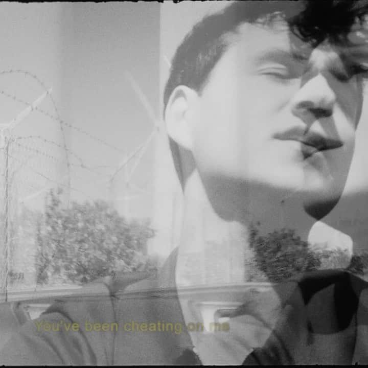 エズラ・クーニグのインスタグラム：「THIS LIFE video out now. thanks to @regularlittlewings for starring as wade ! Plus @iammarkronson @simihaze @arielrechtshaid @daniellehaim @jovanmhill @sophie_msmsmsm @despotroast & everyone else who came through. Directed by @malloybrothers. LINK IN BIO」