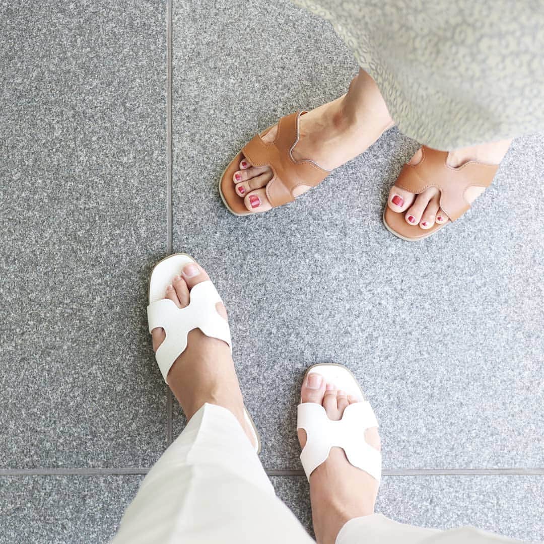 Eri Satoのインスタグラム：「先日いつものメンバーで遊んだときの👣 · @titivatejp の #フラットスクエアサンダル · @yuca0614 とお揃いだったよ😁 私のはクロコダイル/ホワイト、 ゆかちゃんはキャメル · blogにも詳細書いてるので @satoeri626 のトップのURLからどうぞ この日はお洋服もお揃いだったのでまた載せますね✨ · #titivate#ティティベイト#stylepoint #titivatestyle#fashion#ootd#outfit #code#coordinate#style#stylepoint#instafashion#instagood#instalike#ファッション#コーディネート#コーデ#プチプラ#プチプラコーデ#足元倶楽部 #今日の服#今日のコーデ#ママコーデ#シンプルコーデ#春コーデ#通販#サンダル#お揃い」