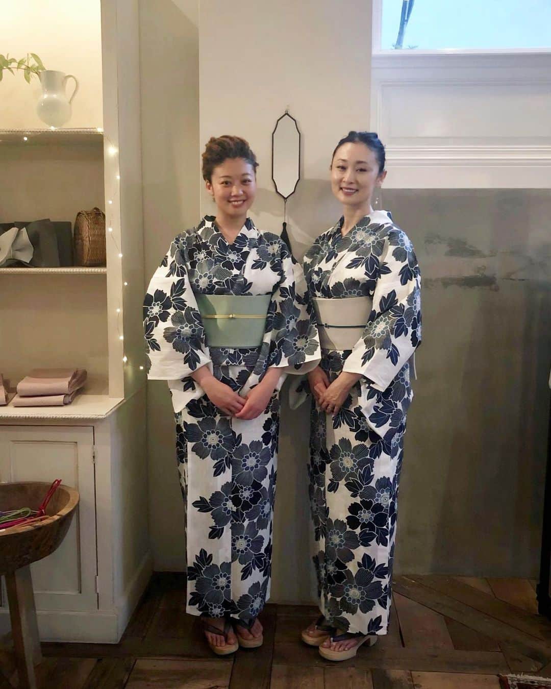 のインスタグラム：「親子で浴衣♡ 彼女は向日葵に決めたけれど、 最後まで迷ったお揃いの浴衣で記念撮影を。 ドレッドに浴衣で交換留学生風w  変顔は小学校の担任だった中安先生が教えてくれた顔。 しっかり娘に受け継いでますw  #つやび」