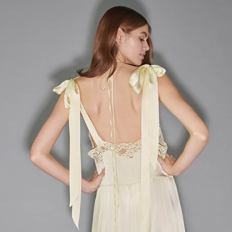 ステラ・マッカートニーさんのインスタグラム写真 - (ステラ・マッカートニーInstagram)「The lemonade dress 🍋 with draping bow details in luxurious silk. Worn by @KaiaGerber. Available now.⁣ ⁣ #StellaMcCartney #StellaSummer19」5月21日 1時58分 - stellamccartney