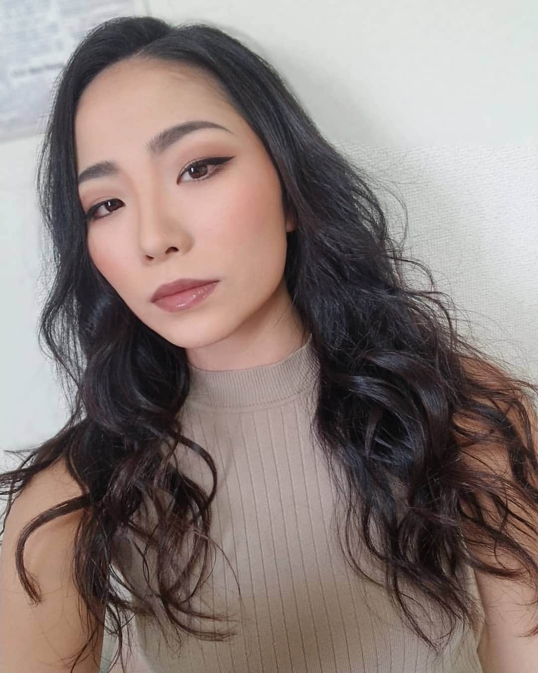 永吉令奈のインスタグラム：「▼鼻が低い ▼目が奥二重 ▼頬骨高い ▼エラが張ってる ▼筋肉質で太りやすい。 ▼脚が太い。 ▼髪の毛くせ毛。  昔からコンプレックスにまみれてたけど どうにかこうにか女性として輝きたい一心で、高校生の時に手にとった本を読んで、コンプレックスを強みにする考え方を知った👀💡 ○鼻が低くて掘りが浅いので老けて見えにくい ○横長の目は個性的な印象 ○筋肉質のおかげで体が変わりやすい。 ○顔が大きいのは肩幅でカバー。 ○肩幅が元々広い+肩の筋肉、背中の筋肉でVシェイプ(逆三角形)を作りやすい。 ○幸いお腹に脂肪がつきにくく 下半身デブのおかげで、お尻を大きく作れる。 ○縮毛矯正がナチュラルにかかってくれる髪質でくせ毛がばれにくい  みたいな感じでポジティブな考え方に、努力を合わせる。 トレーニング、エステ、美容院、メイク💄 あとは内面。 生き方が顔に現れるというから、コンプレックスをいつまでもコンプレックスとして抱えて生きていくわけにはいかない💡 自信を持って、誇らしく女性として輝きたい。  体質は遺伝子でほぼ決まるけど、自分が思うコンプレックスをどう生かすかは本人次第👀 もしかしたら自分が思ってるだけのコンプレックスかもしれないし、努力でカバーしたり、逆に強みにできるかもしれない💡  パリコレモデルみたいな体型になりたかった私が体質的に無理やと諦めて(今でも憧れるけど) むちむちヘルシー筋肉バディに目覚めたのは自分の嫌なところを全部受け入れるところから始まりました👀  #人生を変えてくれた本 #本の名前は覚えてない #誰もが抱えてる #コンプレックス #それはコンプレックスじゃなくて #伸びしろ #makeup #training #hairmake」