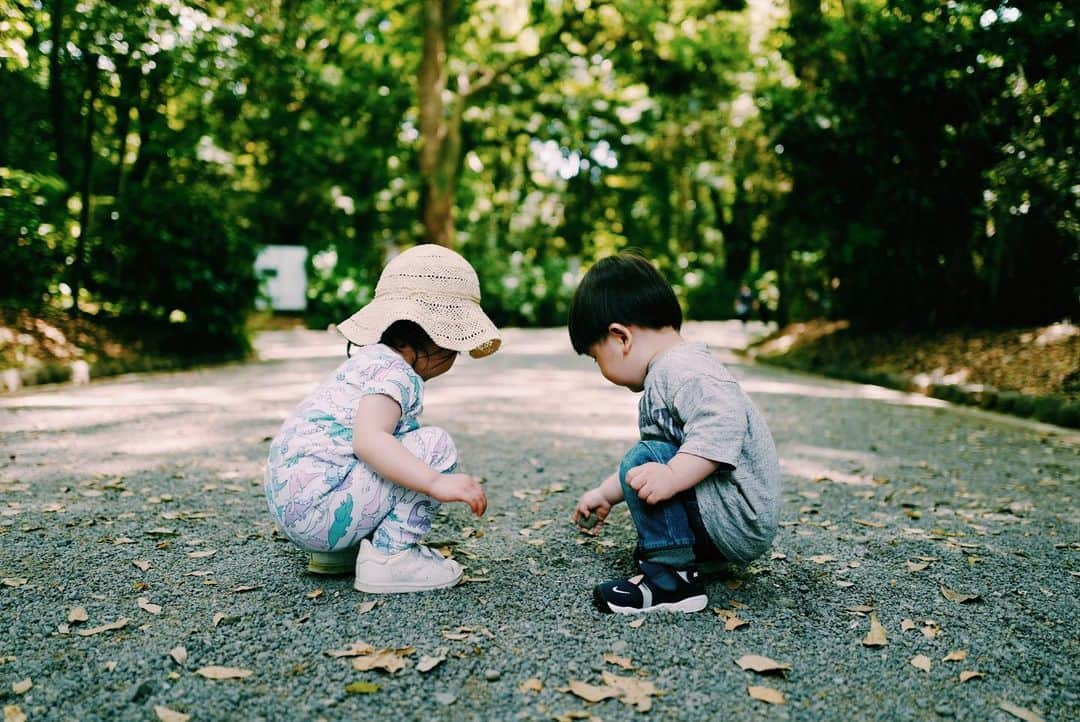 安田美沙子さんのインスタグラム写真 - (安田美沙子Instagram)「LEICAQで撮る子供達はたまらない❤️ LEICAの質感で、中々動く子供を撮れなかったけど、連写もあるし、寄れるし、オートフォーカスもついてるし✨ . . 仲良しな女の子友達。 紙袋の写真は、2人でケンカしながら取り合いするうちに、すごい遠くまで行ってしまった。笑 友人ママと爆笑。 . . 毎日笑顔をくれてありがとう。たまにどうして良いかママも分からず泣くけどね。 色々教えられてます❤️ #instagood #boy #girl #24monthsold #friends #お誕生日おめでと #息子の初恋かな？ #leica #leicaq」5月21日 2時08分 - yasuda_misako