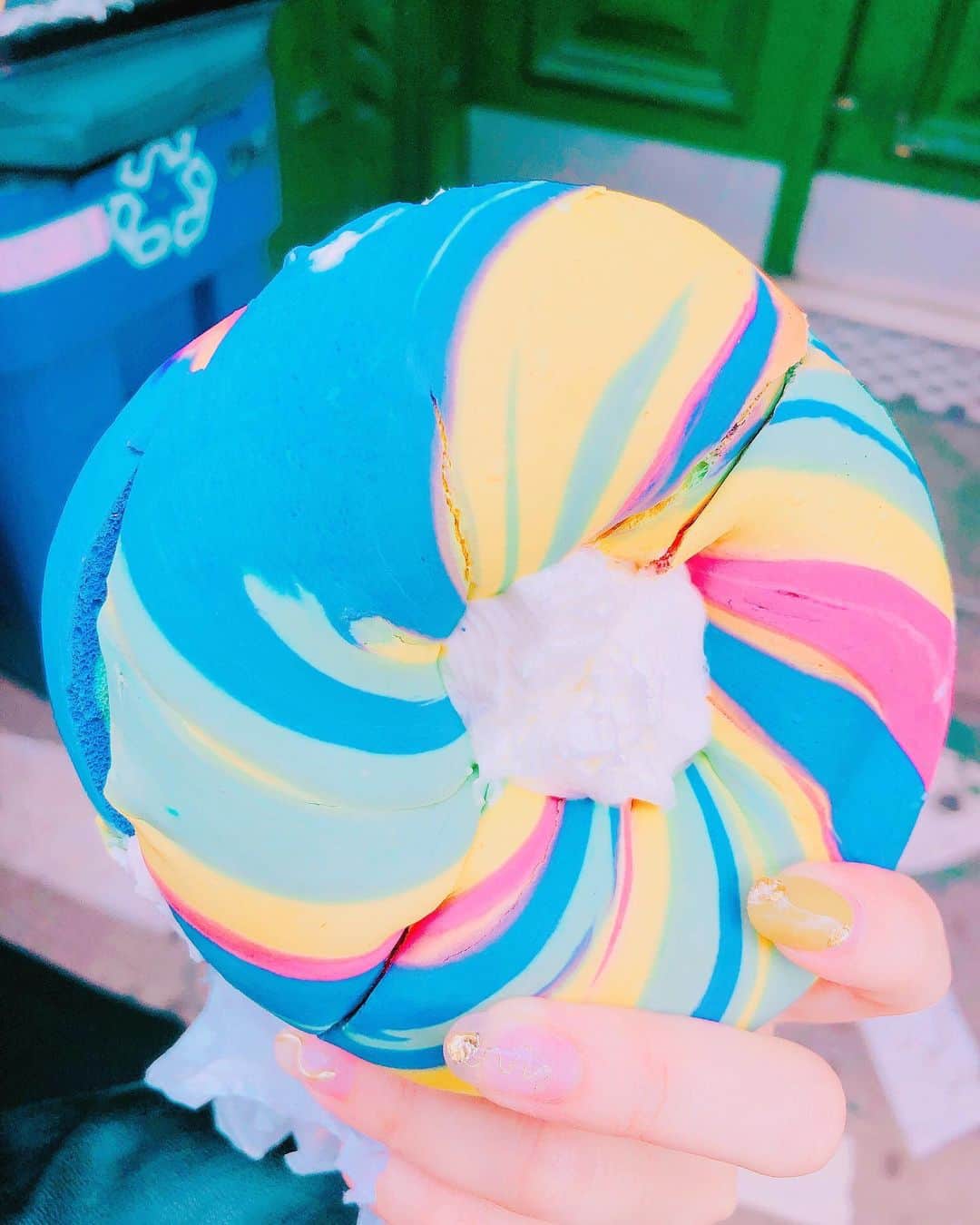 新庄千歳さんのインスタグラム写真 - (新庄千歳Instagram)「Rainbow bagel with cream cheese!! Was good!!」5月21日 2時09分 - chii_in_miami