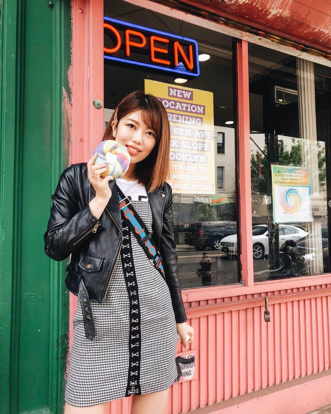 新庄千歳さんのインスタグラム写真 - (新庄千歳Instagram)「Rainbow bagel with cream cheese!! Was good!!」5月21日 2時09分 - chii_in_miami