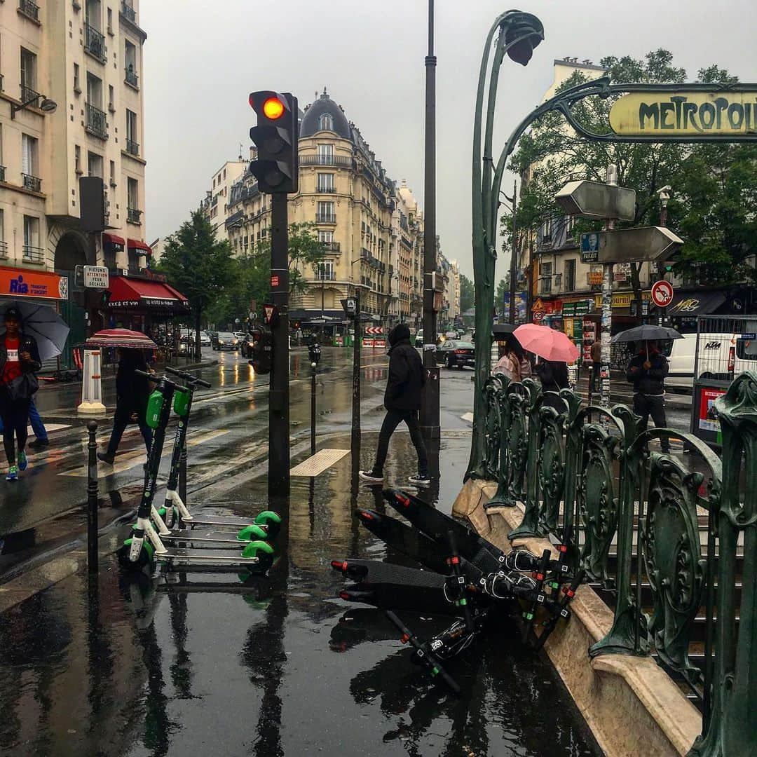 JULIEN D'YSさんのインスタグラム写真 - (JULIEN D'YSInstagram)「#paris #trottinettes #Chaos #yesterday 💧♥️ c’est beau paris 😊#atmosphere atmosphere 😉#mairiedeparis」5月21日 2時14分 - juliendys