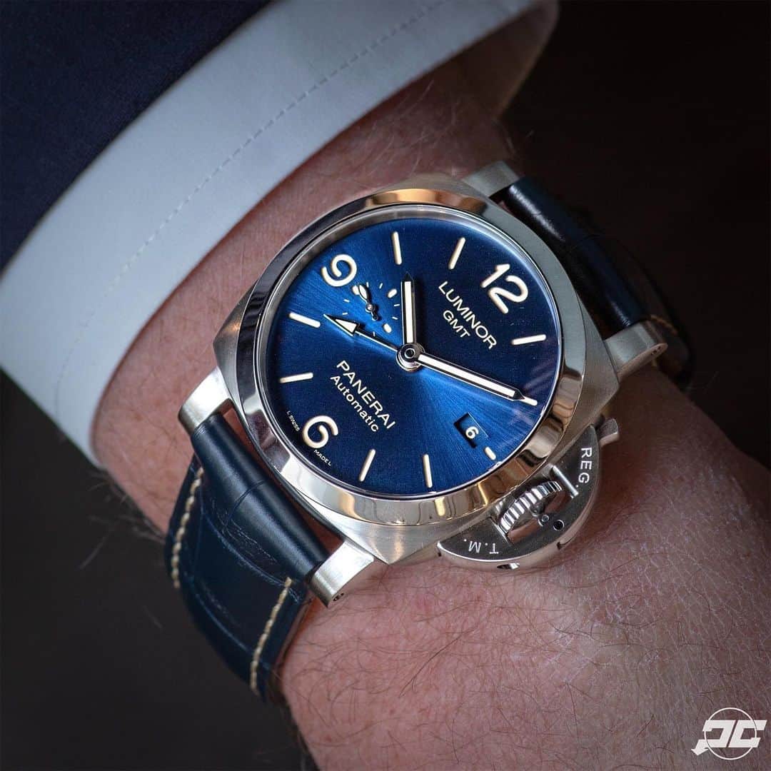 パネライのインスタグラム：「If you love blue dials then you are of course gonna love the #Panerai #PAM1033 44mm Luminor Marina GMT. What do you think?」
