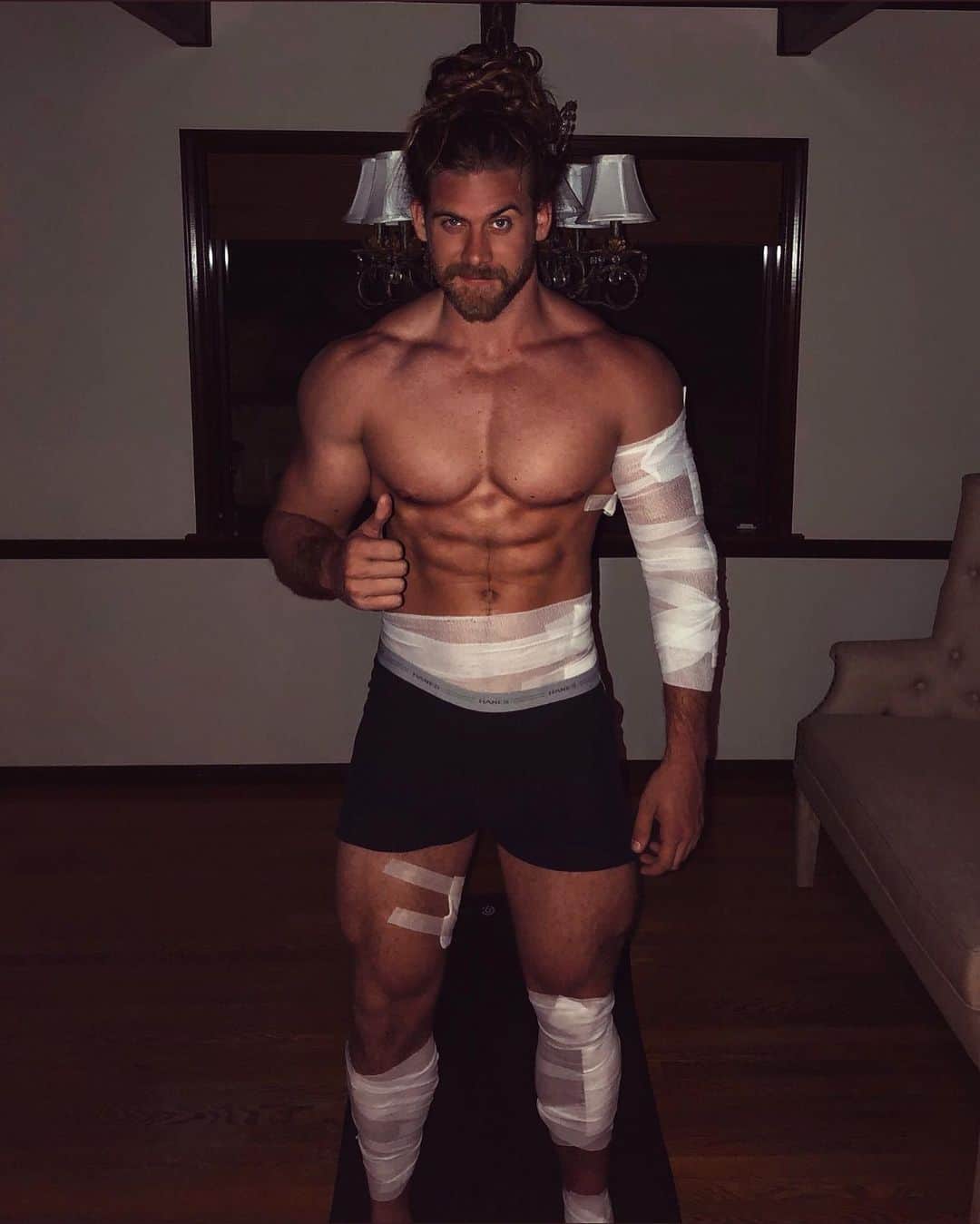 モデル、ブロック・オハーンのインスタグラム：「Woke up this Monday morning and was just grateful I didn’t have pieces of flesh missing from my body like when I took this photo lol 🤷🏽‍♀️ Time flies and I’m grateful to be back in full health. 2018 whooped me in a few ways and I’m only coming back stronger and better than ever 😛😛」