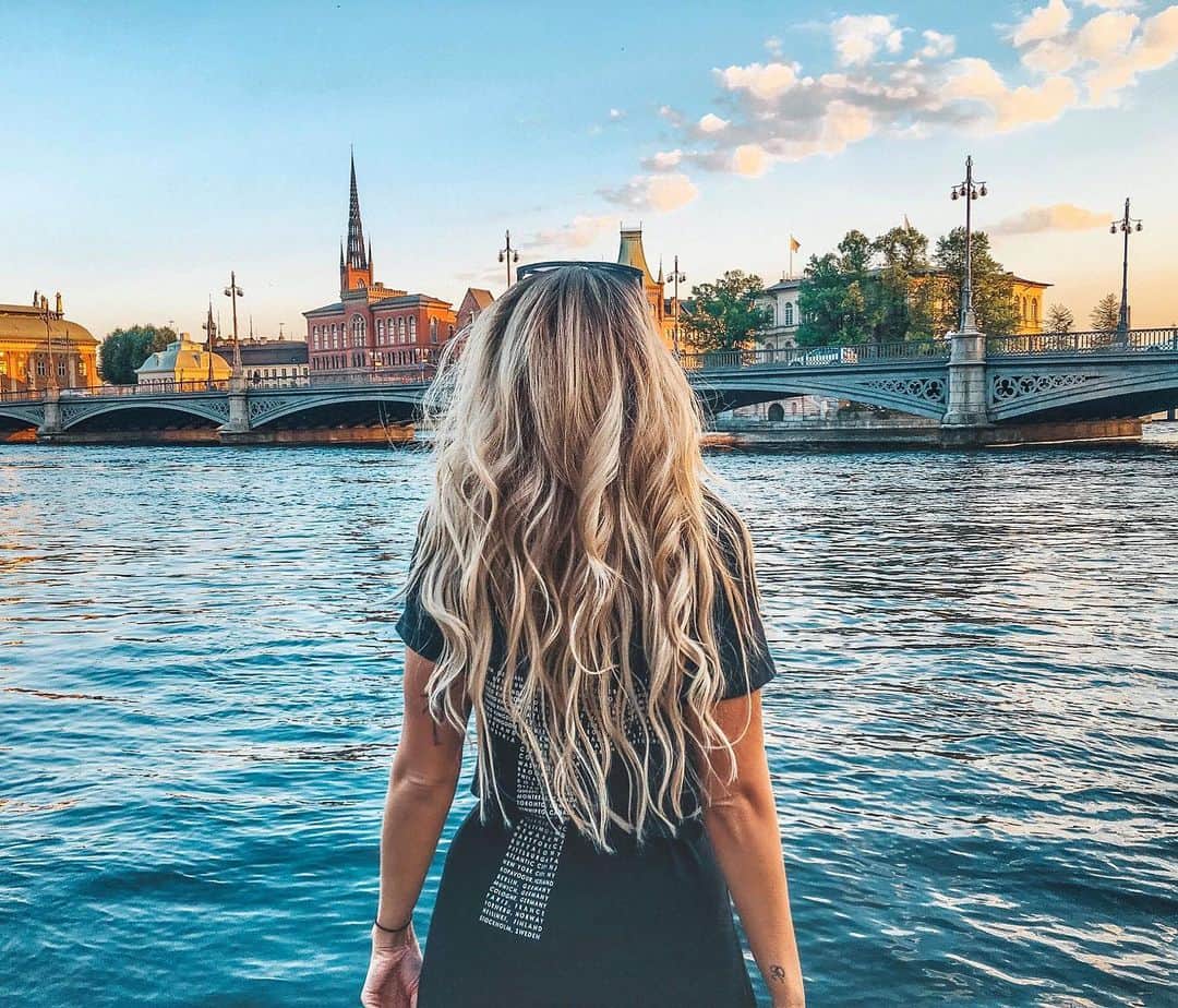 Keelaのインスタグラム：「Det är svårt att inte vara överlycklig när det känns som att sommaren äntligen är här igen ✨🙌🏻」