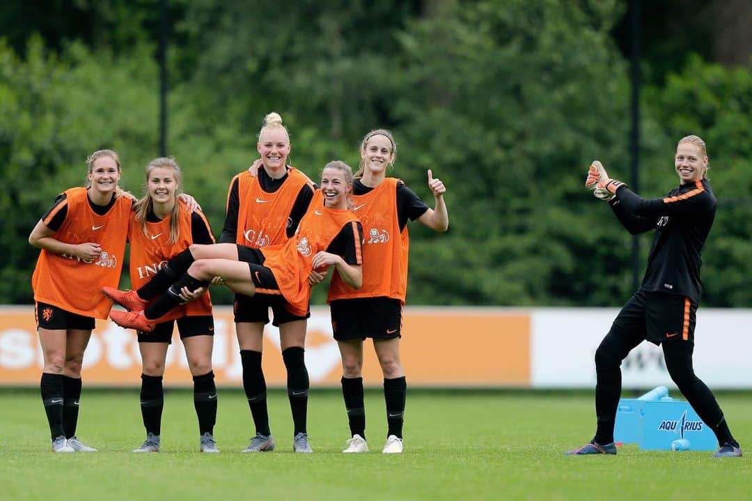 ジャッキー・グローネンのインスタグラム：「Even de winst binnen gehengeld 🧡 @oranjeleeuwinnen」