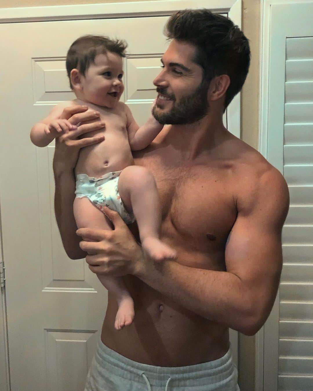 ニック・ベイトマンのインスタグラム：「Matching Haircuts ✂️」