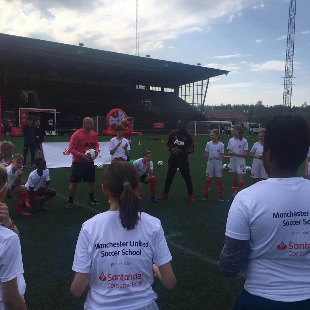 アンディ・コールさんのインスタグラム写真 - (アンディ・コールInstagram)「Fantastic day getting involved with the soccer school today ⚽️ the girls and boys were a joy to work with 😊」5月21日 2時54分 - andycole09