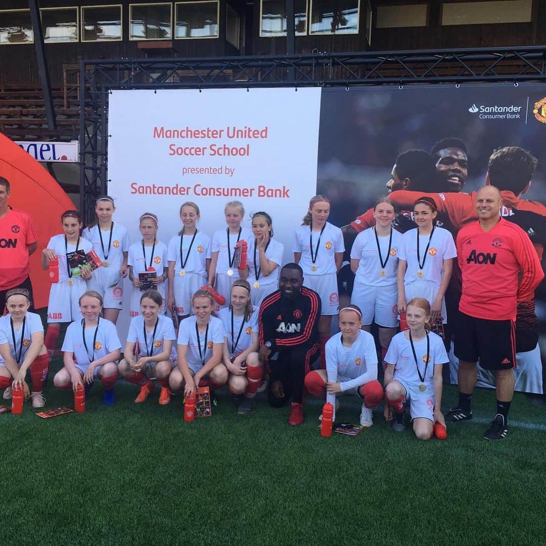 アンディ・コールさんのインスタグラム写真 - (アンディ・コールInstagram)「Fantastic day getting involved with the soccer school today ⚽️ the girls and boys were a joy to work with 😊」5月21日 2時54分 - andycole09