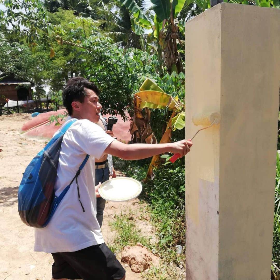 てっぺいさんのインスタグラム写真 - (てっぺいInstagram)「カンボジアのシェムリアップから車で1.5hのトロペアントノ村へ。 カンボジアで小学校を修繕している加藤さんに連れて行っていただき、微力ながらお手伝いさせていただきました。 イキイキ小学校の正門や滑り台などをペンキで塗る作業。 貴重な体験をさせていただきました！ 子供達も喜ぶといいな！ #カンボジア #シェムリアップ #トロペアントノ村 #ナイスてっぺー」5月21日 2時55分 - nice_teppee