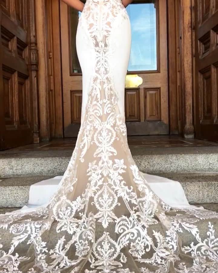 Wedding Lifeのインスタグラム：「So lovely!❤️ ”LAINEY” by @enzoani Tag your gals💕 •  @enzoani @enzoani  @enzoani」