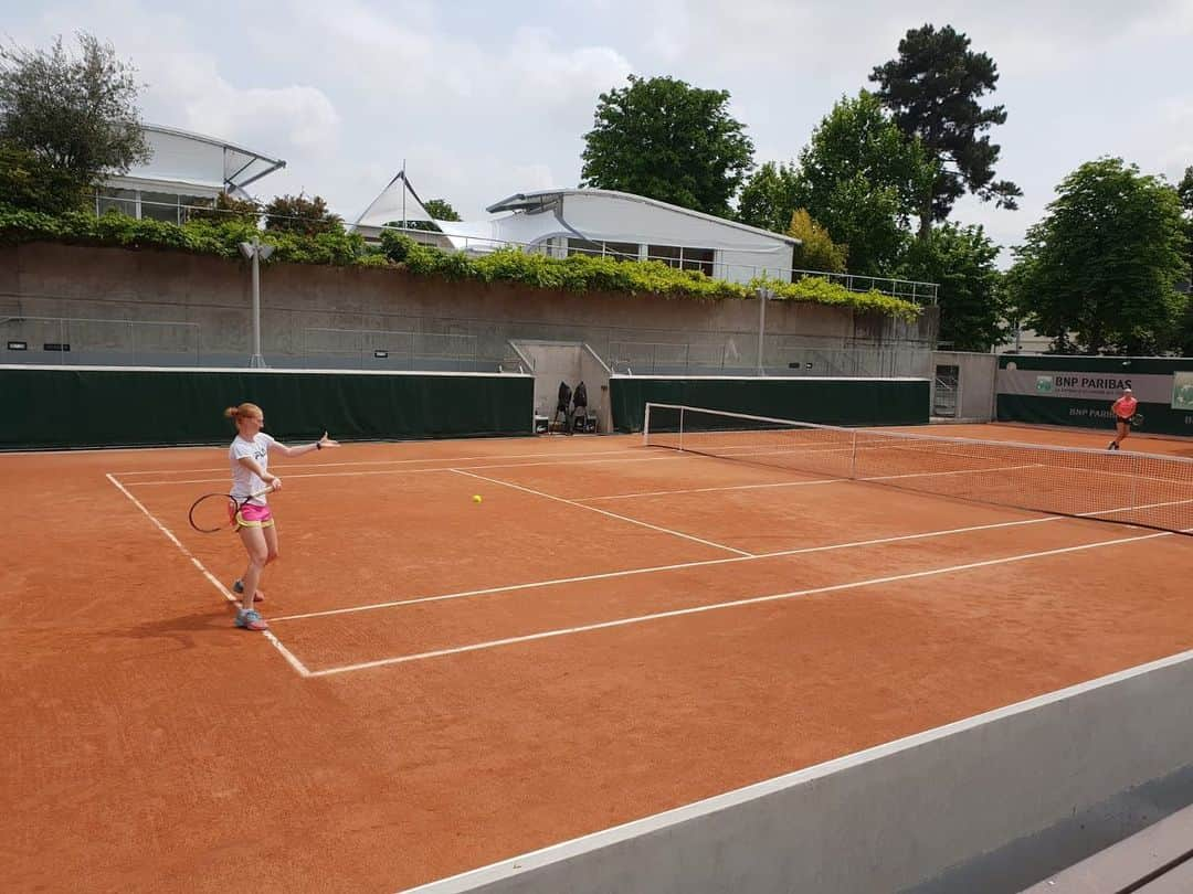 アリソン・バン・アイトバンクさんのインスタグラム写真 - (アリソン・バン・アイトバンクInstagram)「Happy to be back @rolandgarros first supporting @greetjeminnen tomorrow 💪 #abautomotivevilvoordebrussels #snauwaert #fila #polarbenelux #fordstore」5月21日 3時07分 - alison_van_uytvanck