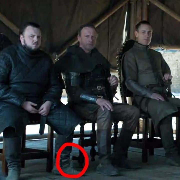 VICEさんのインスタグラム写真 - (VICEInstagram)「'Game of Thrones' accidentally left two water bottles in the series finale. 🤭💦 Link in bio. 📸: @HBO」5月21日 3時00分 - vice