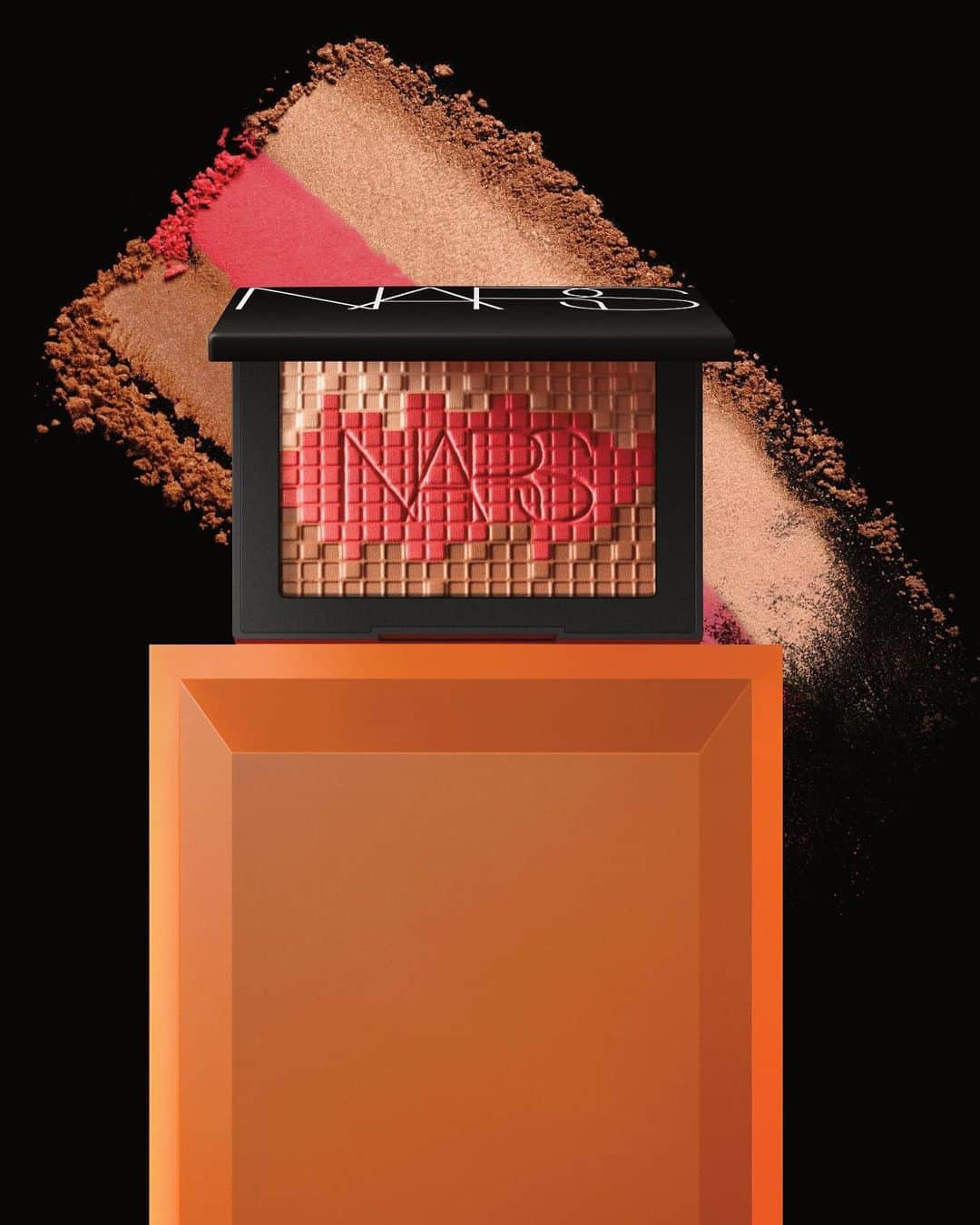 NARSさんのインスタグラム写真 - (NARSInstagram)「Swirl. Glow. Repeat. Discover Mosaic Glow Blush, featuring a hot pop of blush accented with bronzer and highlighter for a natural-looking glow.」5月21日 3時06分 - narsissist