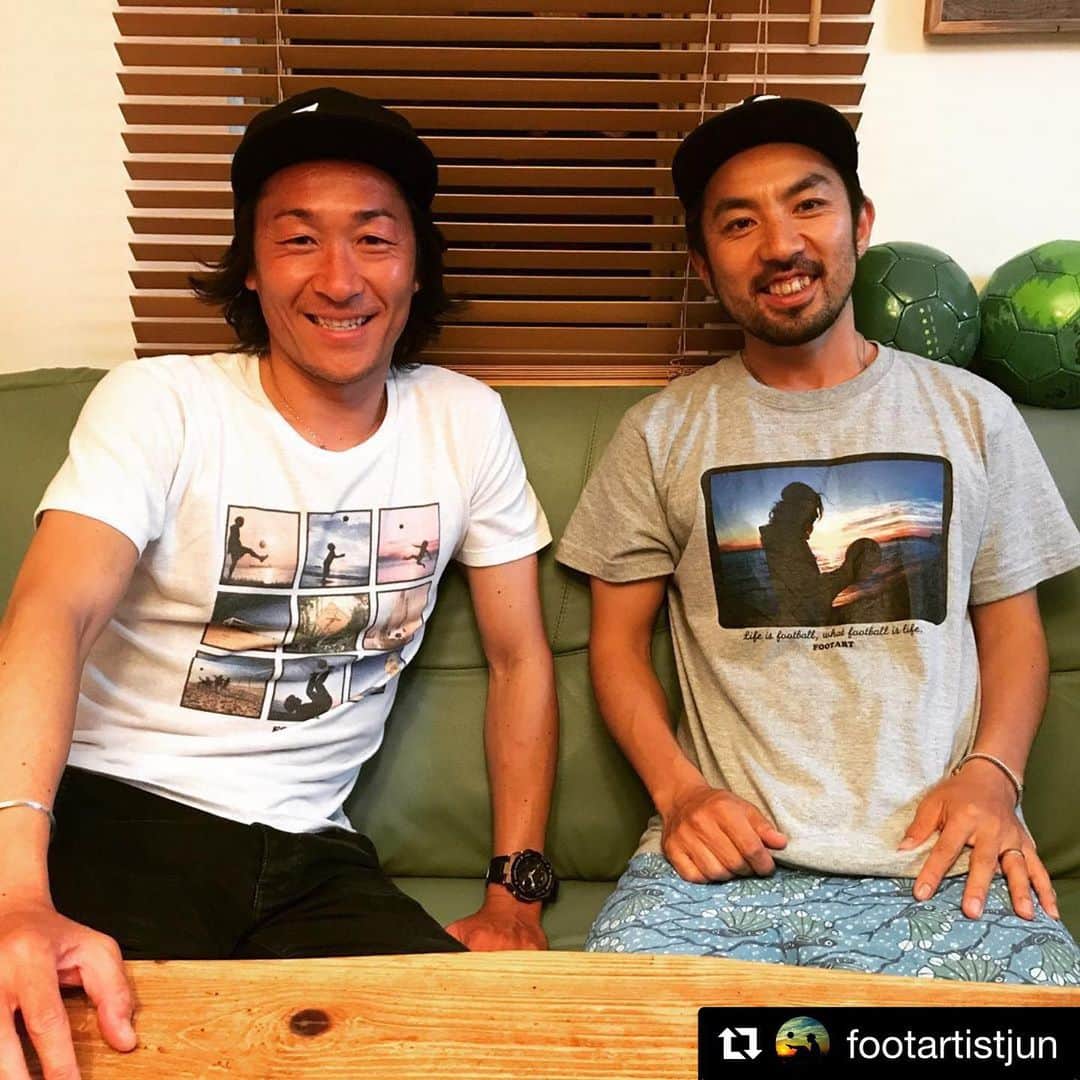 石川直宏さんのインスタグラム写真 - (石川直宏Instagram)「ジュンくん！楽しんでいこう😉🤙✨ . #Repost @footartistjun with @get_repost ・・・ 『心技体』  昨夜は、FC東京の石川直宏君が、 うちに遊びに来てくれました。 色々な事を語り合い 刺激を受けた時間となりました。  ナオさんと一緒にいると思う事があります。 プロサッカー選手として活躍をし、 日本代表選手の経験もされたナオさん。 心技体という言葉がありますが、 心の部分が、やっぱり普通の人と違う訳で、 考えている事や、感じている事、 使う言葉、物事の捉え方、感受性が高く 人間力の高さを感じるのでした。  僕の屋根裏部屋も見てもらい、 個展に向けて準備している作品も 一足先にチェックしてもらったり 僕がFOOTARTIST JUNという形で、 フットボールとアートを融合した世界を 表現し始めた頃から、 ナオさんは応援してくれていて、 本当に素晴らしい人との 縁に感謝するのでした。  個展に向けてパワーを頂きました！ 残された時間を大切に 積み重ねます！！！ #FOOTART #FOOTARTGALLERY2019までの物語」5月21日 8時33分 - sgss.18