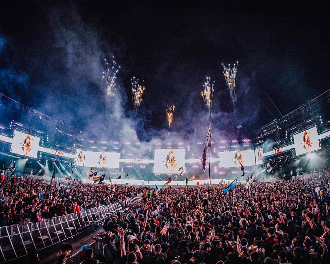 スティーヴ・アオキさんのインスタグラム写真 - (スティーヴ・アオキInstagram)「55,000 people at Circuit Grounds!!! @edc_lasvegas I love u so much!!! Grateful beyond belief. 5 years since I last played here and I've missed u all so much. Thank you for letting me tell my musical story to u last night! Catch my set on my YouTube Channel!!」5月21日 8時36分 - steveaoki