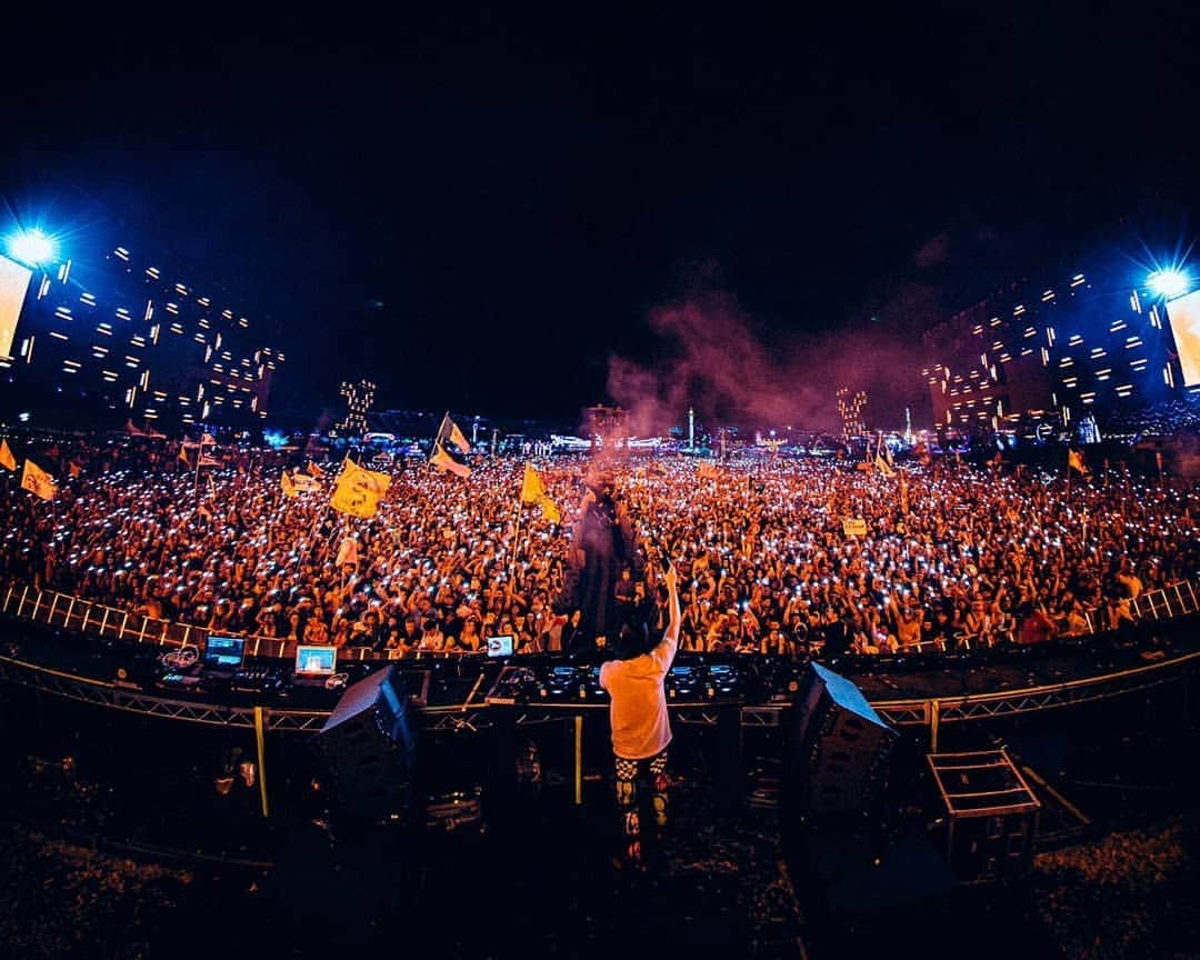 スティーヴ・アオキさんのインスタグラム写真 - (スティーヴ・アオキInstagram)「55,000 people at Circuit Grounds!!! @edc_lasvegas I love u so much!!! Grateful beyond belief. 5 years since I last played here and I've missed u all so much. Thank you for letting me tell my musical story to u last night! Catch my set on my YouTube Channel!!」5月21日 8時36分 - steveaoki