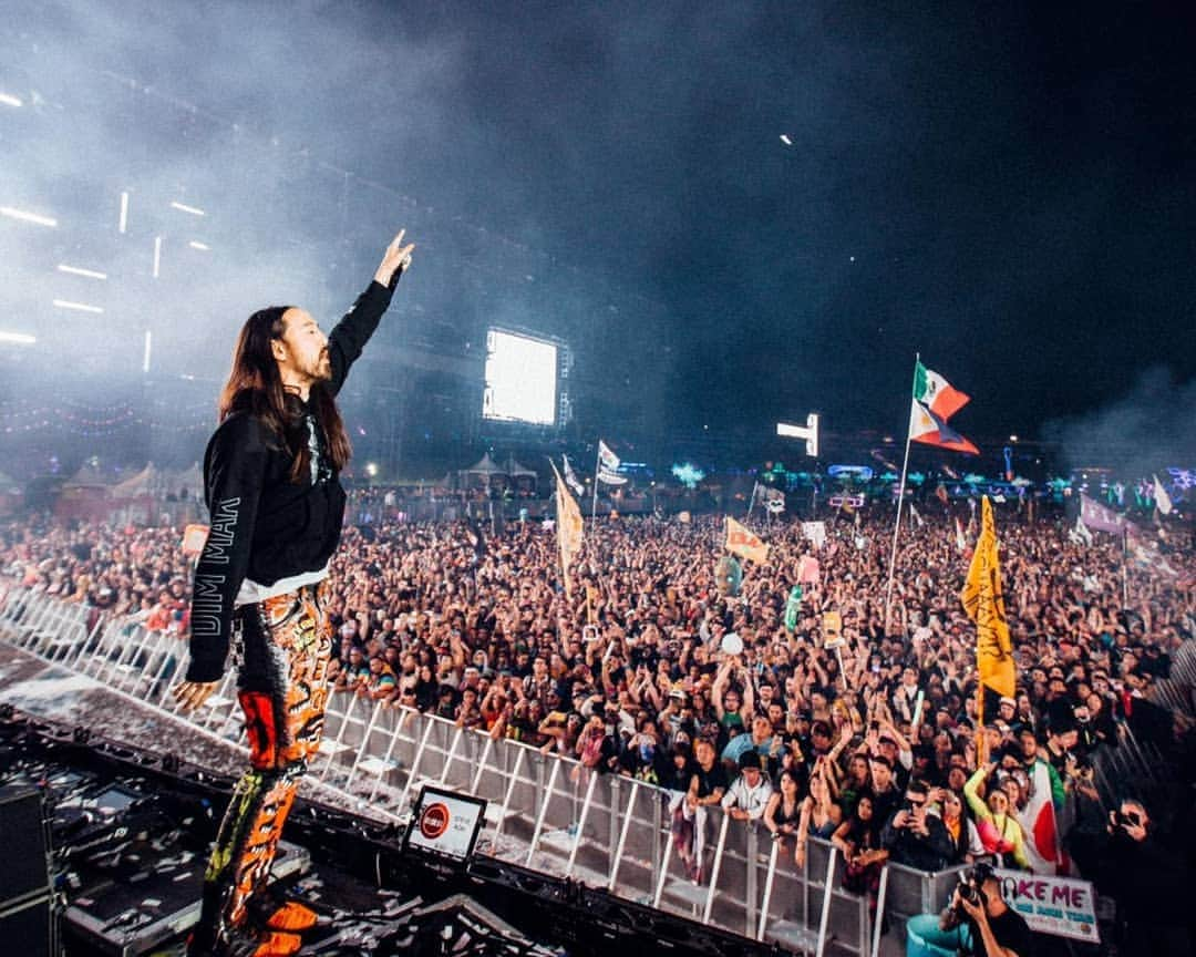 スティーヴ・アオキさんのインスタグラム写真 - (スティーヴ・アオキInstagram)「55,000 people at Circuit Grounds!!! @edc_lasvegas I love u so much!!! Grateful beyond belief. 5 years since I last played here and I've missed u all so much. Thank you for letting me tell my musical story to u last night! Catch my set on my YouTube Channel!!」5月21日 8時36分 - steveaoki