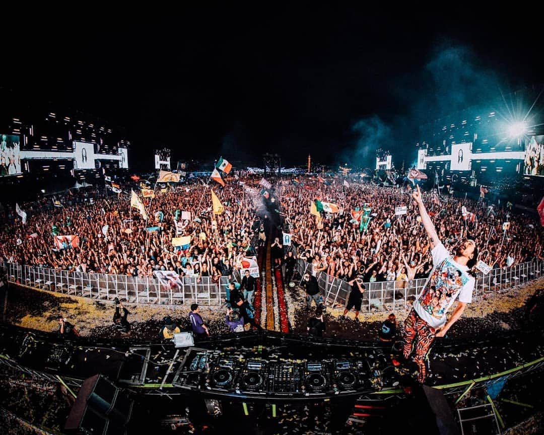 スティーヴ・アオキさんのインスタグラム写真 - (スティーヴ・アオキInstagram)「55,000 people at Circuit Grounds!!! @edc_lasvegas I love u so much!!! Grateful beyond belief. 5 years since I last played here and I've missed u all so much. Thank you for letting me tell my musical story to u last night! Catch my set on my YouTube Channel!!」5月21日 8時36分 - steveaoki