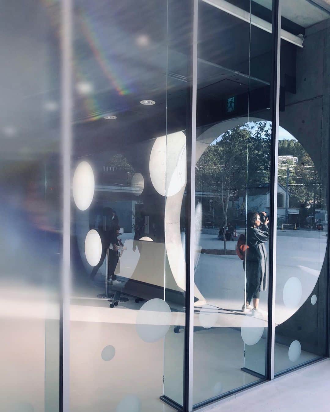 sunday_722のインスタグラム：「*﻿ *﻿ Shooting﻿ *﻿ *﻿ ﻿ #refrection﻿ #refrectiongram﻿ #mwjp﻿ #ShotOniPhone﻿ #ShotOniPhoneX﻿ #fukuokapics﻿ #architecture_view﻿ #architecture_minimal﻿ #rsa_minimal﻿ #tv_tinypeople﻿ #tiny_people﻿ #tv_pointofview﻿ #visulminimal﻿ #myfeatureshoot﻿ #gominimalmag﻿﻿ #somewheremagazine」