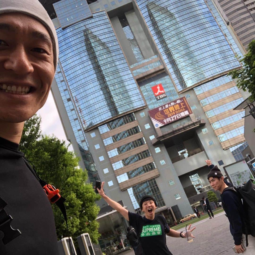 ゴンのインスタグラム：「トリオになって初めてテレビ局に入りました！前説と中説をやらせていただきました。計20分だったのでマジでネタ数がギリギリでした！😆もっともっとネタ数を増やさないとなぁ〜😆 昼間は、衣装さんと打ち合わせ！ 1ネタの為だけの衣装😁 早くできないかなぁ〜 コレは超楽しみ〜🤣」