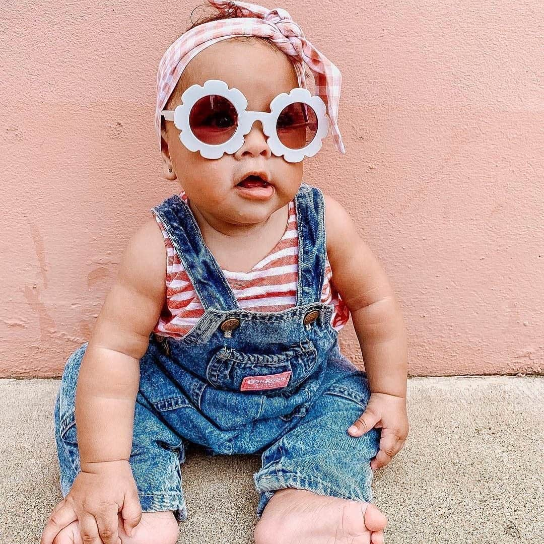 オシュコシュさんのインスタグラム写真 - (オシュコシュInstagram)「Now THIS is how we accessorize #overalls in summer 😎 #daisies #sunnies Thanks @mahiya_georgiej for a little Monday #sunshine!!! #sunnies #babybgosh #ohmybgosh #oshkoshkids」5月21日 3時10分 - oshkoshkids