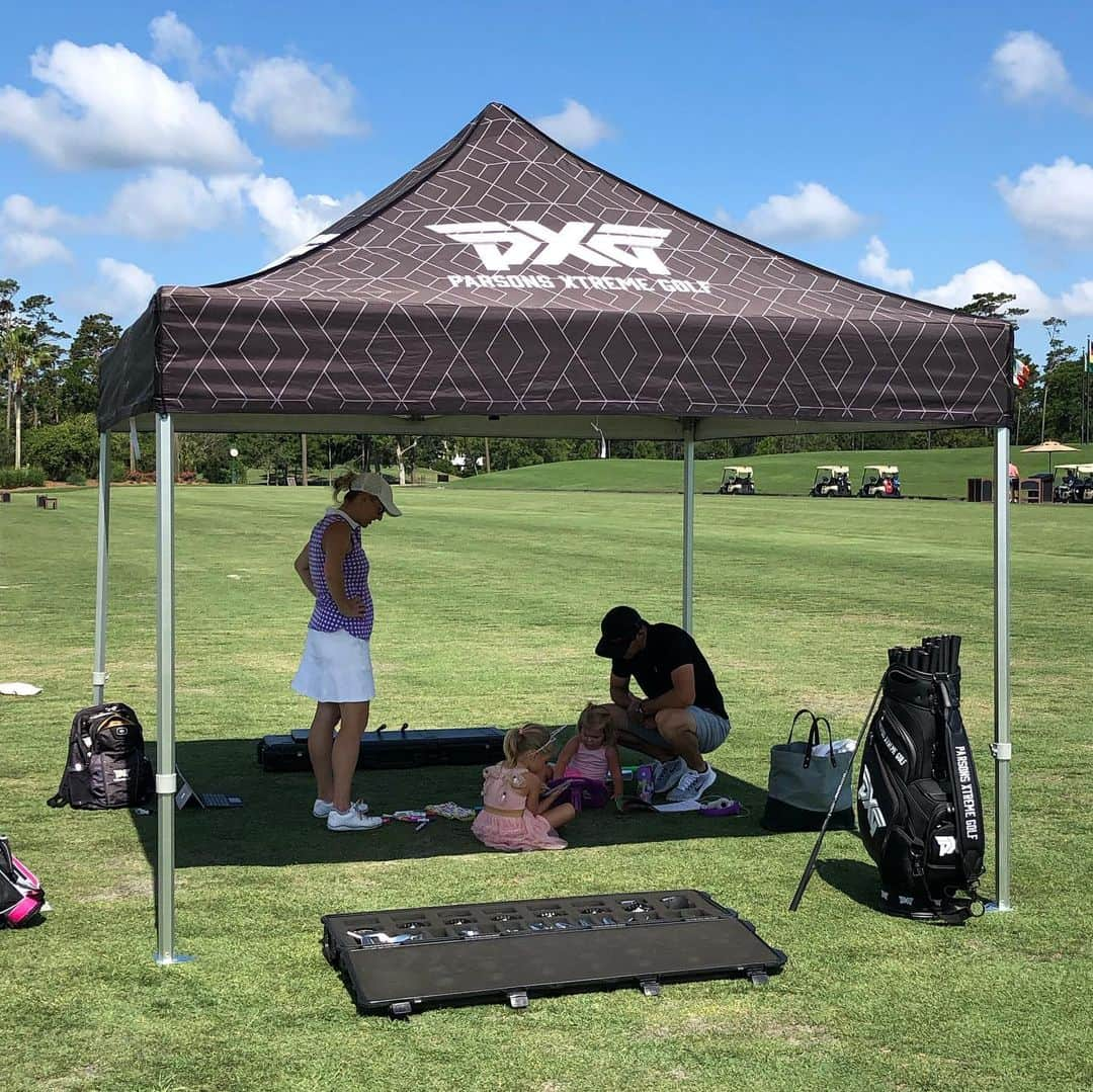 ビリー・ホースケルさんのインスタグラム写真 - (ビリー・ホースケルInstagram)「Great morning spending time with my girls as my wife, @thesobermodernmom, and her mom got fitted for new @PXG clubs. I tried my best to keep the two munchkins entertained with snacks, coloring, iPads, and hitting balls. I was about as successful at that as I was playing last week at Bethpage. Britt and her mom had a great fitting and are excited to officially join #PXGTroops. My wife still has some game. Especially seeing as she has only touched a club about 10 times over the last 2 years! #nobodymakesclubsthewaywedo #PERIOD @shoerollins @drbobparsons @reneelparsons @jfujigolf」5月21日 3時14分 - billyho_golf